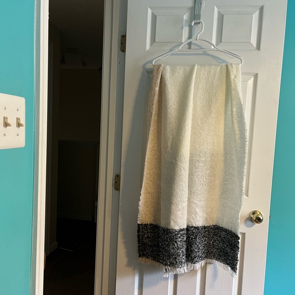 Soft Knitted Oversized Scarf - Picture 4 of 4